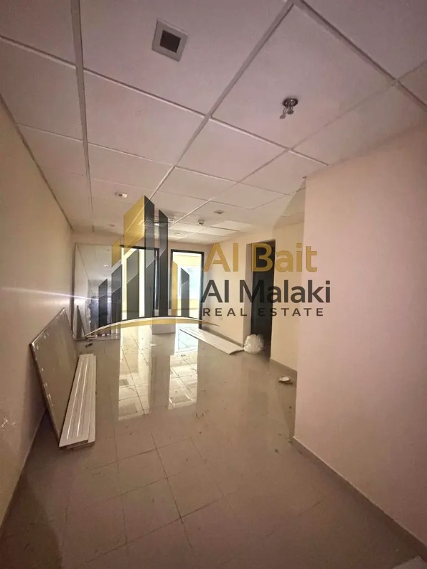 Office for rent in Al Qasba, a very beautiful commercial building, prime location close to all vital centers, free air conditioning. photo 3