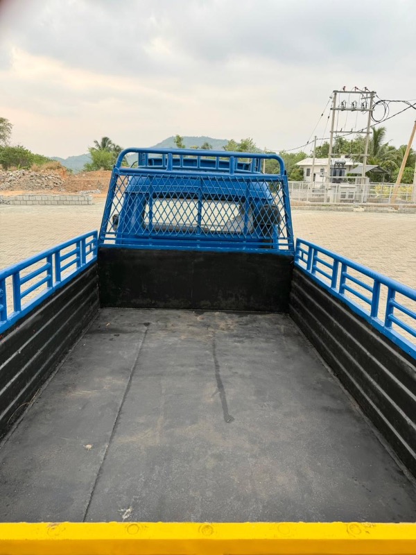 Mahindra Nissan photo 3