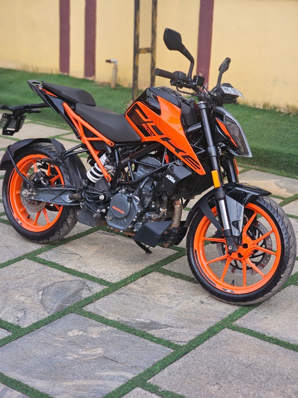 ➖2023 model Duke200 ABS ➖ Single onwer ➖9500km only ➖Showroom service ➖No replacement ➖Refinance Available photo 2