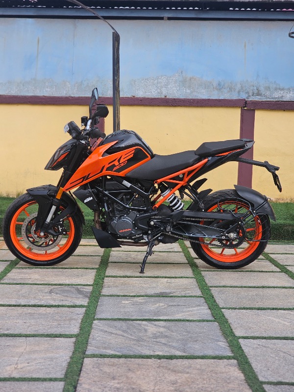 ➖2023 model Duke200 ABS ➖ Single onwer ➖9500km only ➖Showroom service ➖No replacement ➖Refinance Available photo 3