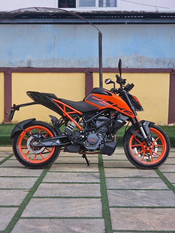 ➖2023 model Duke200 ABS ➖ Single onwer ➖9500km only ➖Showroom service ➖No replacement ➖Refinance Available photo 4