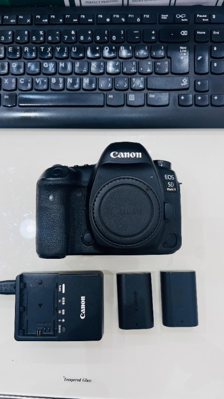 Canon 5D mark IV with original charger and 2 batteries photo 2