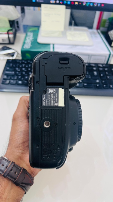 Canon 5D mark IV with original charger and 2 batteries photo 3