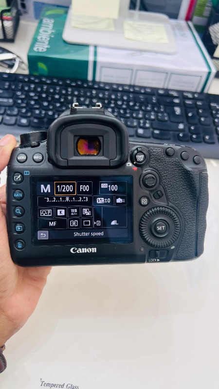 Canon 5D mark IV with original charger and 2 batteries photo 4