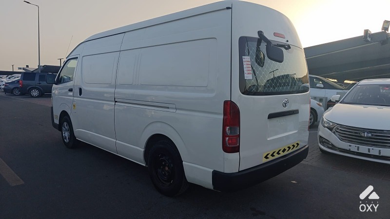 Toyota Hiace High Roof Delivery Van photo 4