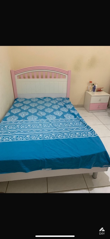Used Pink and white set with mattress. photo 2