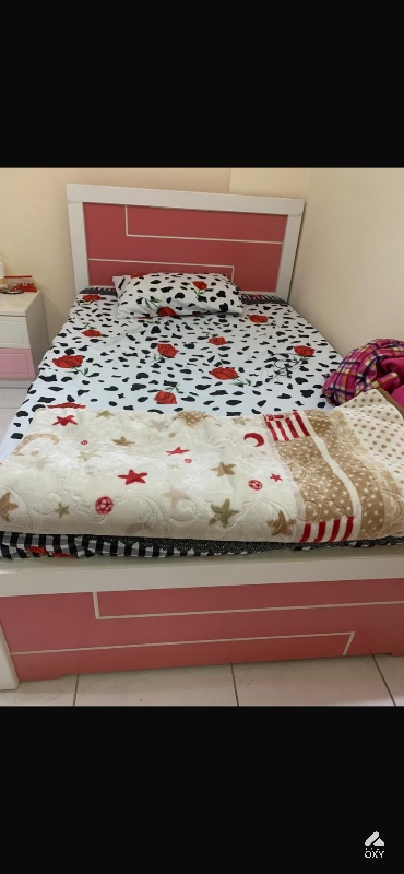 Used Pink and white set with mattress. photo 3