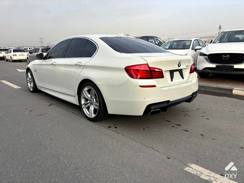 BMW 5-Series 550i photo 4