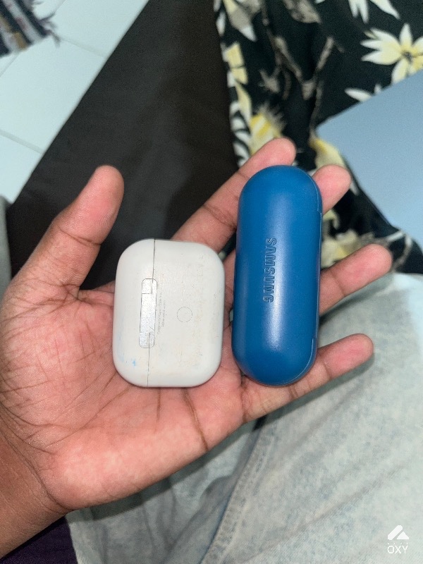 Airpods1 and samsung earbuds photo 2
