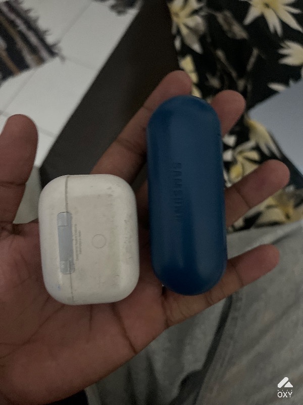 Airpods1 and samsung earbuds photo 3