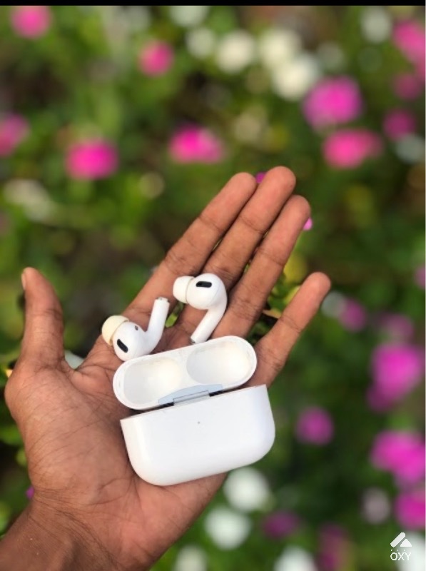 Airpods1 and samsung earbuds photo 4