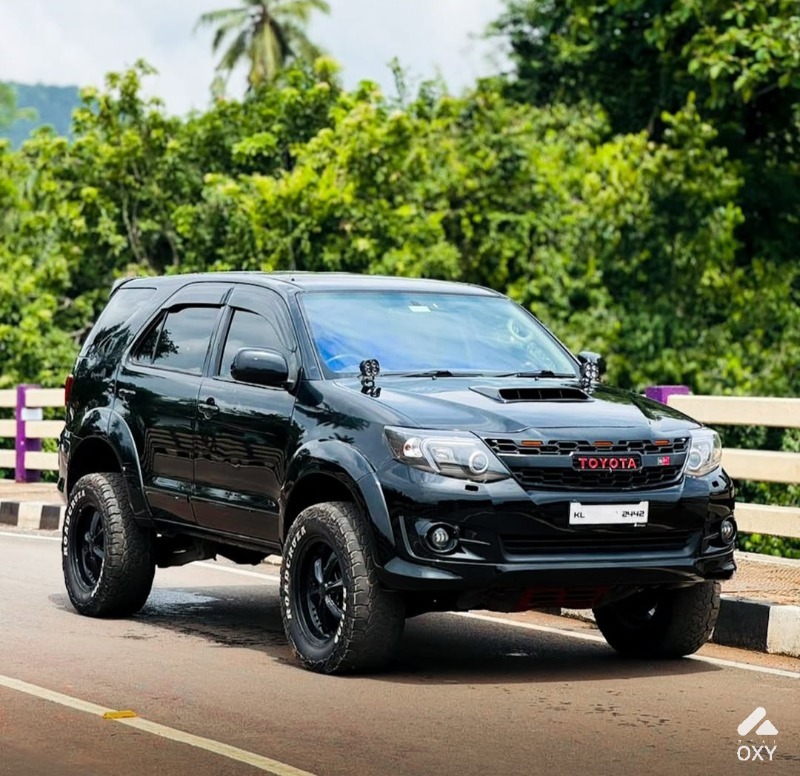 TOYOTA FORTUNER photo 2