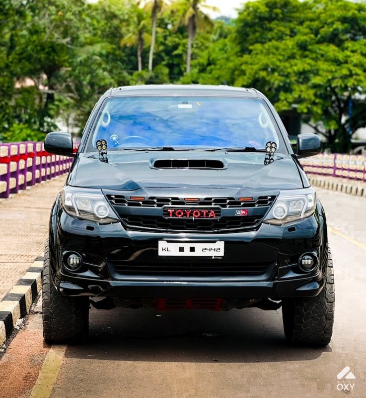 TOYOTA FORTUNER photo 3