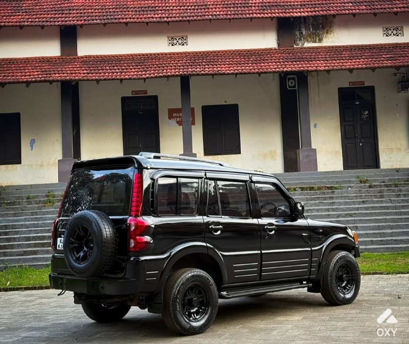 SCORPIO FULL BLACK photo 3