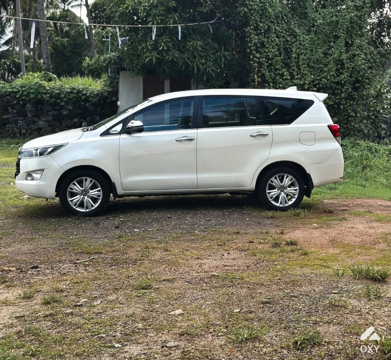 INNOVA CRYSTA photo 2
